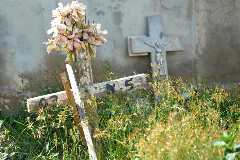 Le tombe di migranti  nel cimitero di Lampedusa Foto di archivio - RIPRODUZIONE RISERVATA