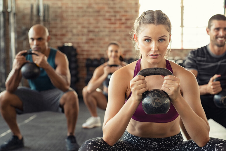 Allenamento in palestra con la kettle bell foto iStock. - RIPRODUZIONE RISERVATA