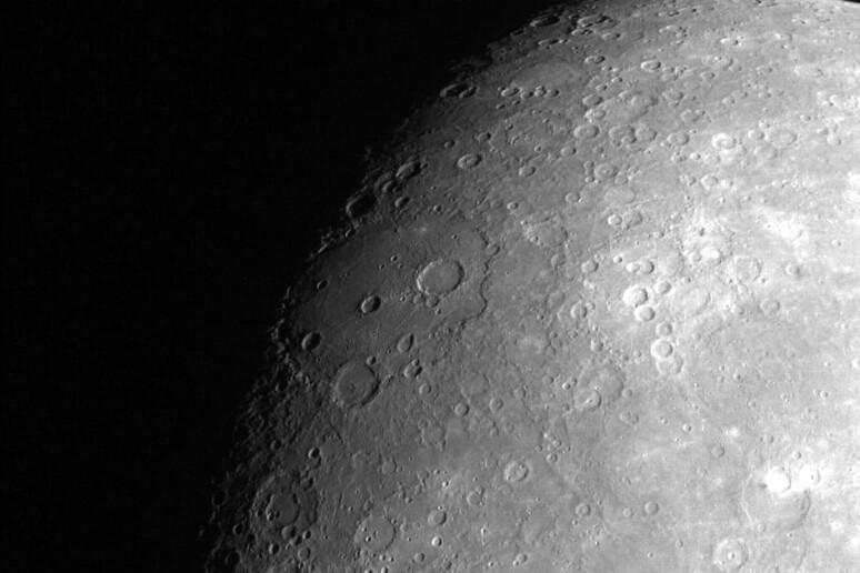 Particolare della superficie lunare, costellata da crateri generati dall 'impatto di meteoriti (fonte: NASA/Johns Hopkins University Applied Physics Laboratory/Carnegie Institution of Washington) - RIPRODUZIONE RISERVATA