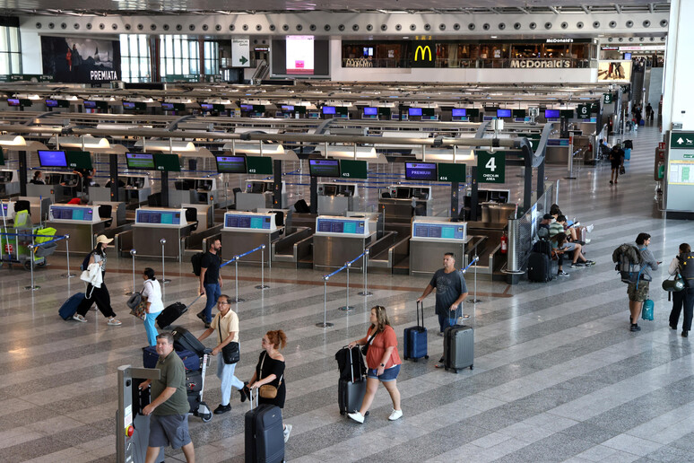 L 'interno di un aeroporto - RIPRODUZIONE RISERVATA