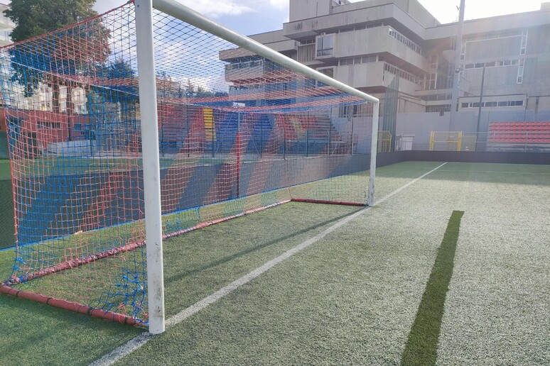 Una porta di calcio in uno stadio di calcio. Immagine di archivio - RIPRODUZIONE RISERVATA