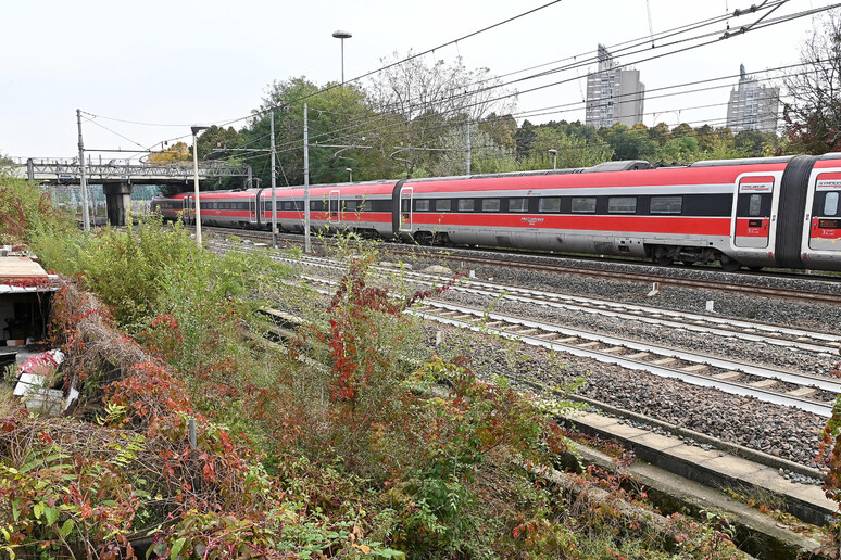 Binari ferroviari. Immagine d 'archivio - RIPRODUZIONE RISERVATA