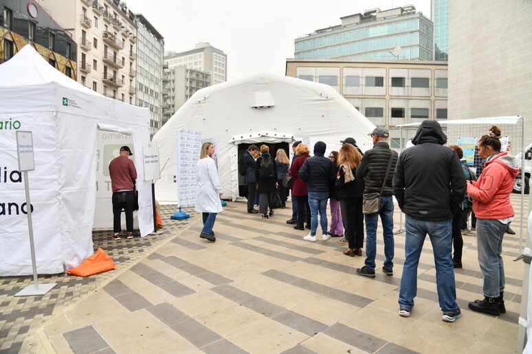 Persone in fila per la vaccinazione (foto d 'archivio) - RIPRODUZIONE RISERVATA