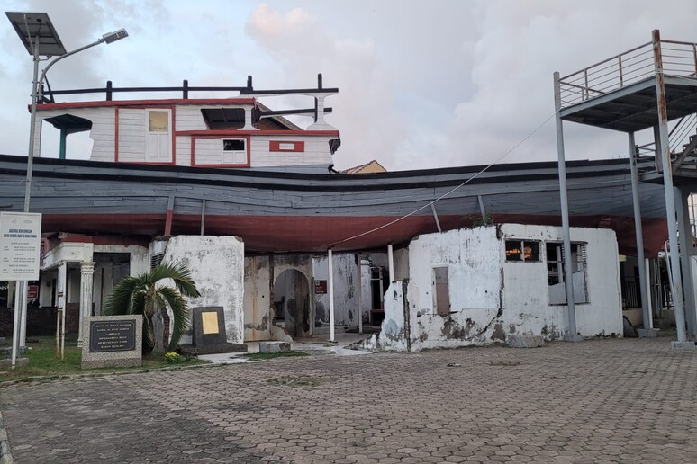 Una barca sul tetto di un edificio a Banda Aceh, dopo lo tsunami del 2004 (fonte: Alessandro Amato) - RIPRODUZIONE RISERVATA