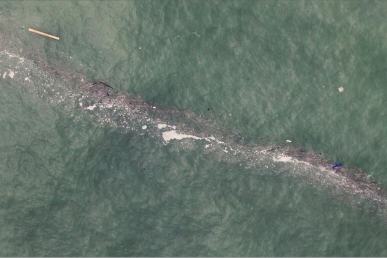 Immagine aerea di una striscia di rifiuti nel Golfo di Biscaglia, Spagna (fonte: Rivages Pro Tech, Suez Eau Francia) - RIPRODUZIONE RISERVATA