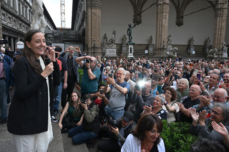 Funaro festeggia in piazza Signoria,  'vittoria di tutti noi ' - RIPRODUZIONE RISERVATA