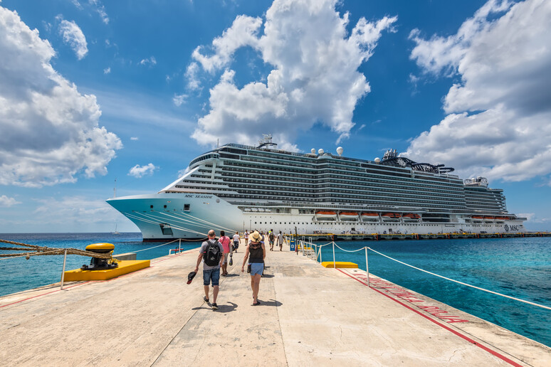 Passaggeri verso la nave da crociera foto iStock. - RIPRODUZIONE RISERVATA