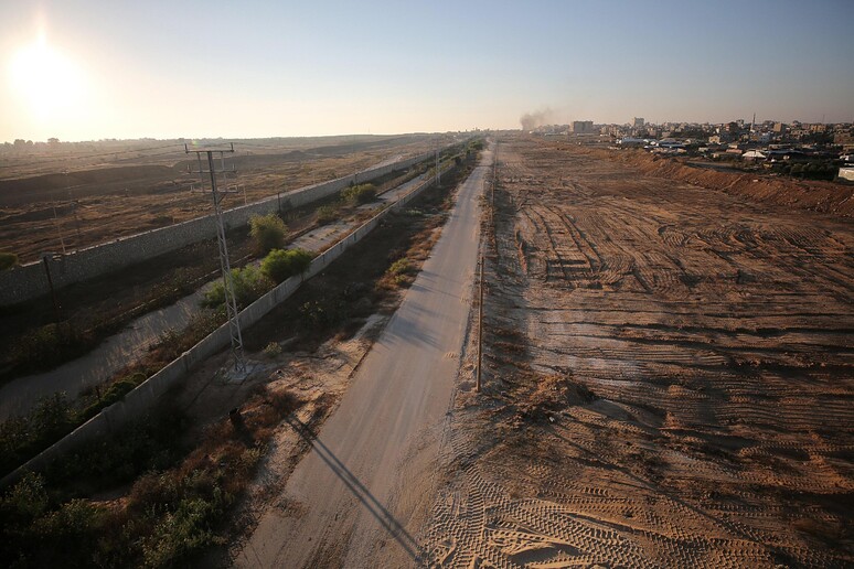 Una veduta del corridoio Filadelfia tra Gaza ed Egitto - RIPRODUZIONE RISERVATA