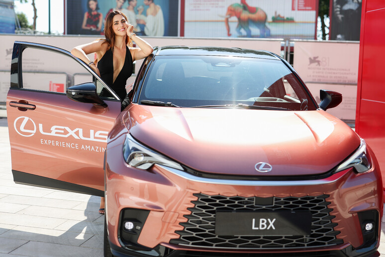 Lexus auto ufficiale della 81/a Mostra del Cinema di Venezia © ANSA/Lexus/Getty Images