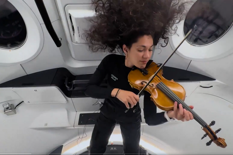 La violinista Sarah Gillis suona il violino a bordo della navetta Crew Dragon (fonte: Polaris Program via X) - RIPRODUZIONE RISERVATA