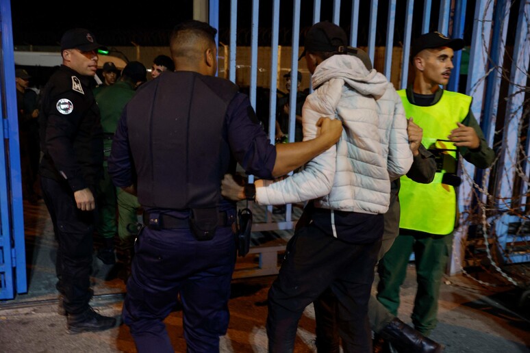 Violenti scontri in Marocco per tentativi di entrare a Ceuta © ANSA/AFP