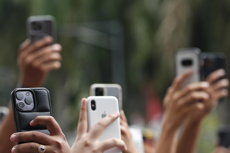 Poste,webinar su come smartphone e app facilitino quotidiano © ANSA/EPA