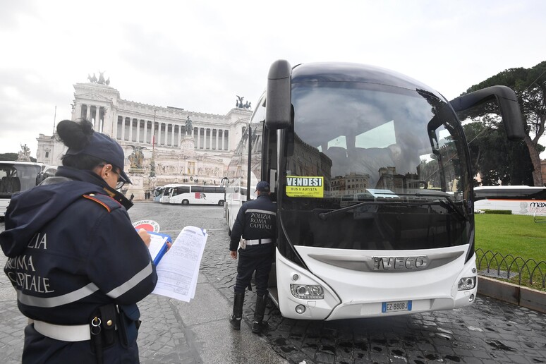 - RIPRODUZIONE RISERVATA