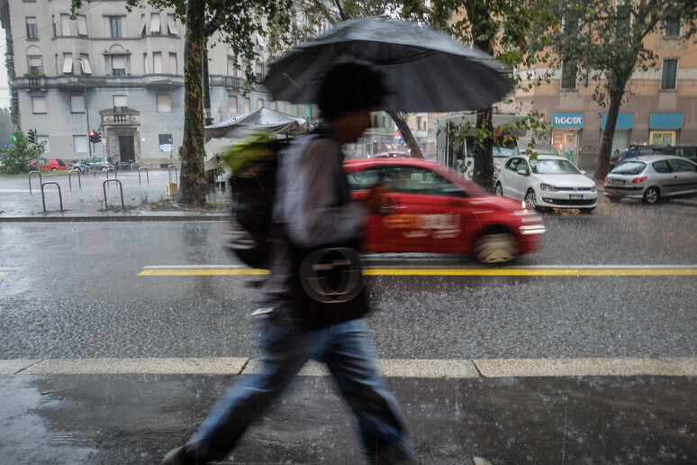 Maltempo: temporale a Milano, di notte in 4 ore 27 millimetri di pioggia - RIPRODUZIONE RISERVATA