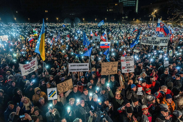 In Slovacchia nuova ondata di proteste contro Fico e la Russia © ANSA/EPA