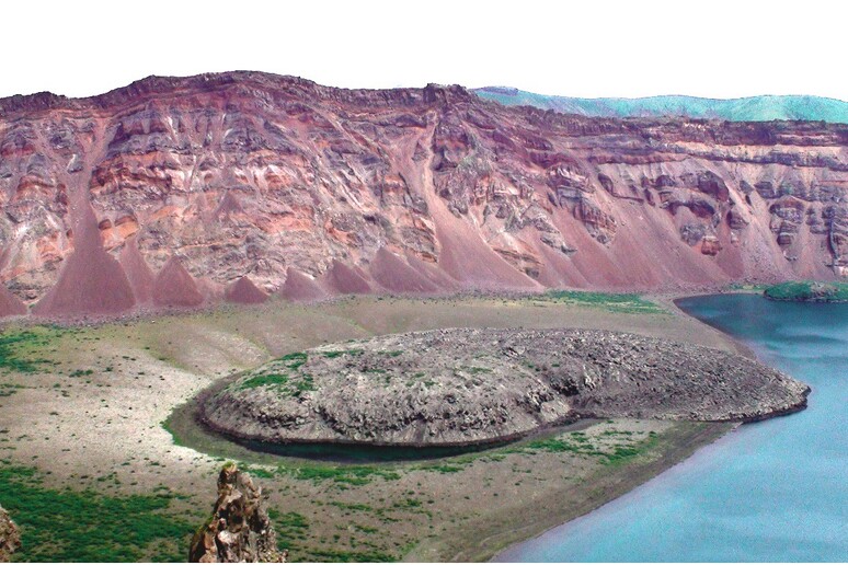 La caldera generata dall’eruzione del vulcano Zavaritskii nelle isole Curili del Pacifico (fonte: Oleg Dirksen) - RIPRODUZIONE RISERVATA