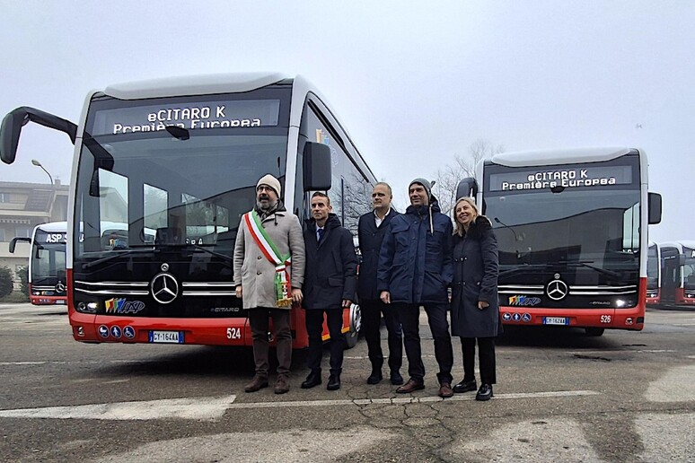 Consegnati ad Asti i primi bus Mercedes-Benz eCitaro K © ANSA/Daimler Bus