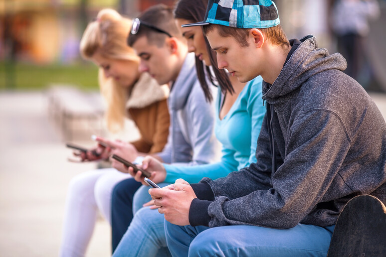 Teenagers usano lo smartphone - @ iStock. - RIPRODUZIONE RISERVATA