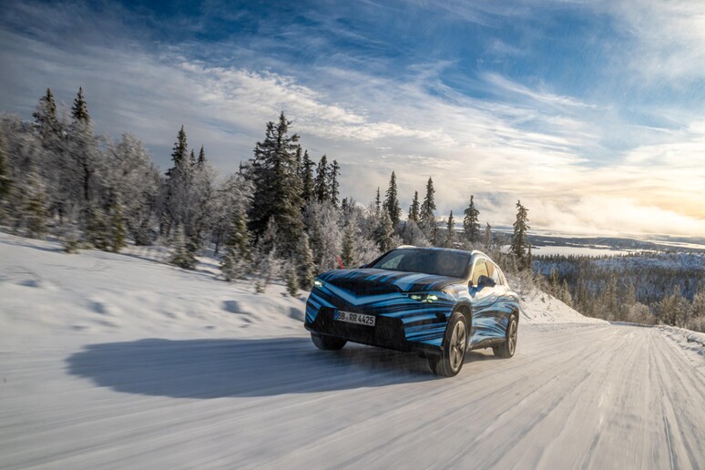 Mercedes GLC EQ sottoposta a test estremi sulle strade svedesi © ANSA/Mercedes