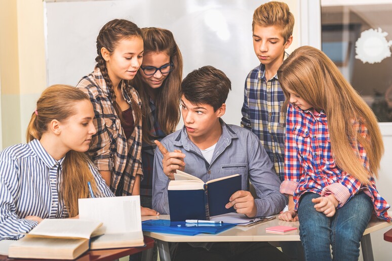 Un gruppo di adolescenti - RIPRODUZIONE RISERVATA