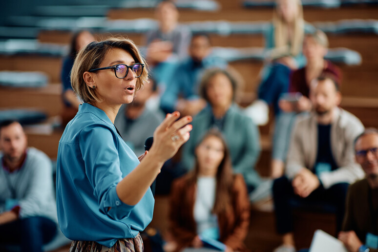 Una donna durante una presentazione pubblica foto iStock. - RIPRODUZIONE RISERVATA