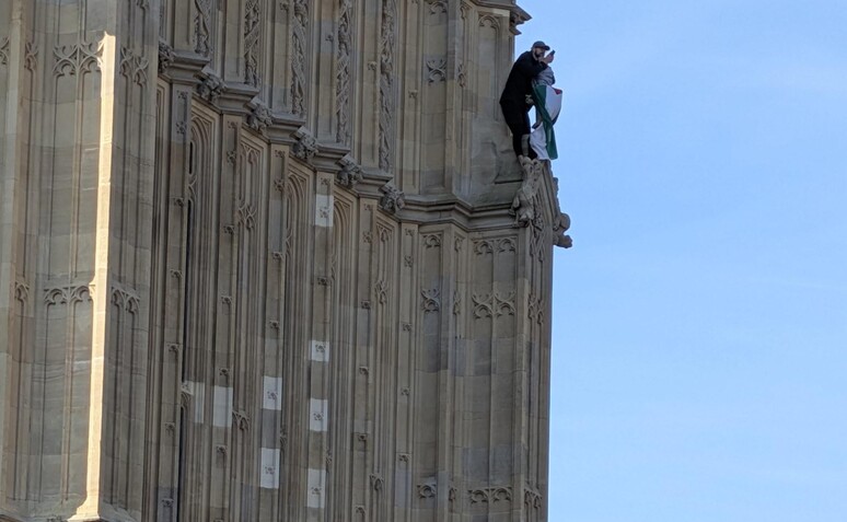 S 'arrampica su Big Ben con bandiera Palestina, polizia sul posto - RIPRODUZIONE RISERVATA